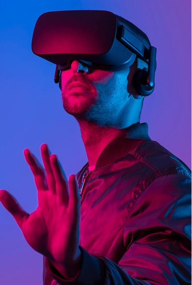 Férfi VR-headsetben, kék és rózsaszín neonfényben, interaktív virtuális élmény közben