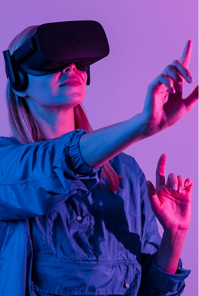 Nő VR-headsetben, színes neonfényben, kezével virtuális felületet irányítva